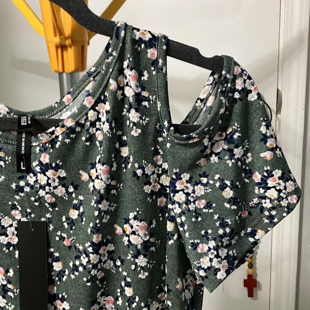 Green Floral Top - Picture 3 of 5